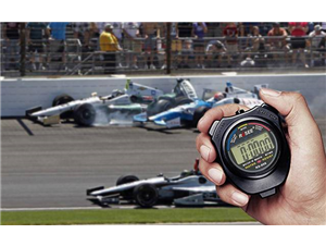 印第安人用(yòng)秒表在(zài)賽道(dào)上定時賽車